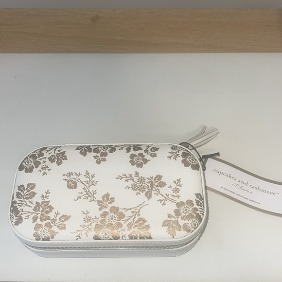 Cupcakes and cashmere at home travel jewelry box - Picture 3 of 7